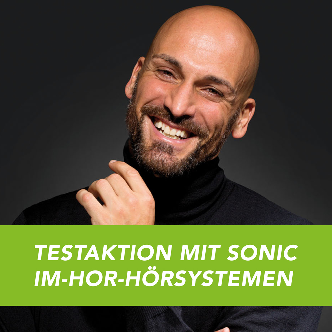 Junger Mann blickt freundlich lächelnd